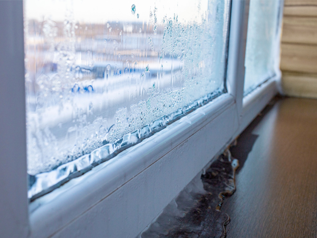 Как правильно бороться с наледью на окнах?